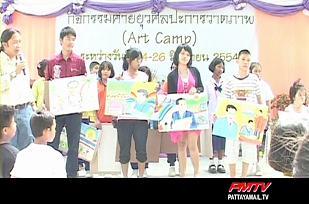 The children show their paintings of his majesty the king.